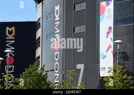 Milton Keynes, Großbritannien. 16.. Juli 2022. Allgemeine Werbung außerhalb des Stadions während des Fußballspiels der UEFA Womens Euro 2022 zwischen Finnland und Deutschland im Milton Keynes Stadium (Foto: Kevin Hodgson/Sports Press Foto/C - EINE STUNDE DEADLINE - NUR FTP AKTIVIEREN, WENN BILDER WENIGER ALS EINE STUNDE ALT sind - Alamy) Credit: SPP Sport Press Photo. /Alamy Live News Stockfoto