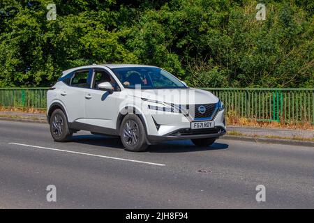 2022 weißer NISSAN Qashqai Acenta Prem T MHEV CVT Hybrid Electric; SUV in Manchester, Großbritannien Stockfoto