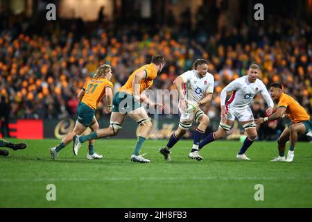 16.. Juli 2022, Sydney Cricket Ground, Sydney Australien: Internationales Rugby-Testspiel Australien gegen England 3. Test: Jonny Hill aus England schlüpft an der australischen Verteidigung vorbei Stockfoto