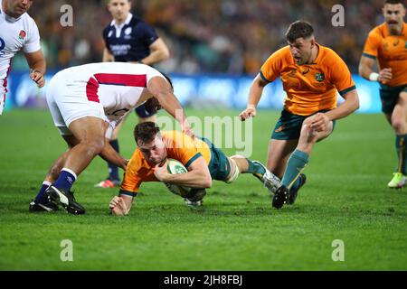 16.. Juli 2022, Sydney Cricket Ground, Sydney Australien: Internationales Rugby-Testspiel Australien gegen England 3. Test: Nick Frost aus Australien geht zu Boden und wird dann angegangen Stockfoto