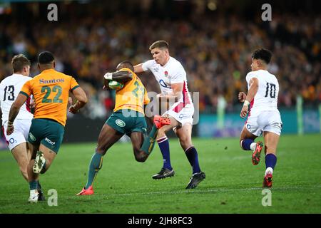 16.. Juli 2022, Sydney Cricket Ground, Sydney Australien: Internationales Rugby-Testspiel Australien gegen England 3. Test: Owen Farrell aus England geht gegen Suliasi Vunivalu aus Australien Stockfoto