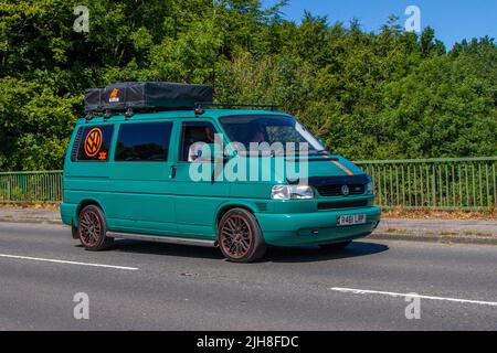 1998 90s Neunziger VW Volkswagen Neunziger Grün Caravelle 35H/R P/V Hochdach, LWB 2,5 TDI-Paneelbus, 2459cc Diesel Wohnmobil Stockfoto