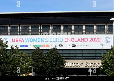 Milton Keynes, Großbritannien. 16.. Juli 2022. Allgemeine Werbung außerhalb des Stadions während des Fußballspiels der UEFA Womens Euro 2022 zwischen Finnland und Deutschland im Milton Keynes Stadium (Foto: Kevin Hodgson/Sports Press Foto/C - EINE STUNDE DEADLINE - NUR FTP AKTIVIEREN, WENN BILDER WENIGER ALS EINE STUNDE ALT sind - Alamy) Credit: SPP Sport Press Photo. /Alamy Live News Stockfoto