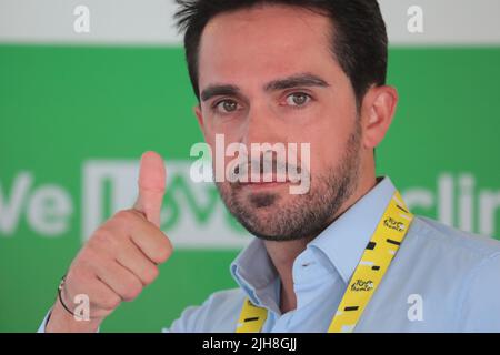 St Etienne, Frankreich. 16.. Juli 2022. Tour de France - UCI Cycling Race - Etappe 14 von Saint-Etienne nach Mende.Alberto Contador gibt beim Start in St Etienne ein Daumen nach oben Bild: Action Plus Sports/Alamy Live News Stockfoto