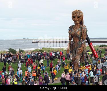 Sturm, die mythische Meeresgöttin, die an einem bewölkten Tag unter den Menschen in Nairn Links spazierengeht. Sie ist eine 10 Meter große Marionette. Stockfoto