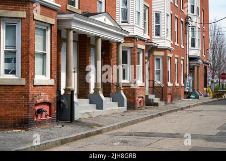Historisches Geschäftsgebäude an einer Straße im alten Hafen in Portland, Maine ME, USA. Stockfoto