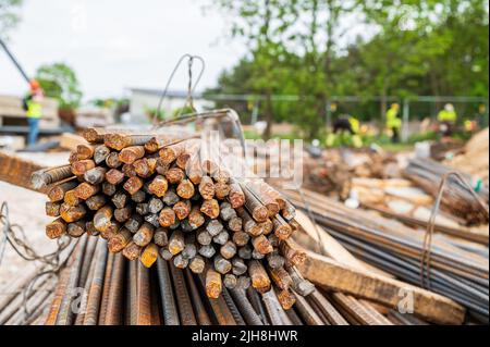 Verstärkung der gerippten Stahlstäbe. Die Verstärkung der gerippten Stahlstange ist ein integraler Bestandteil der Betonkonstruktionen. Die Bar wird Fundamente Decken zu stärken Stockfoto