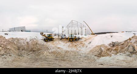 360 Grad Panorama Ansicht von Nahtloses, kugelförmiges 360-Grad-Panorama in einer gleicheckigen Projektion des industriellen Winterbauprozesses in Tula, Russland - 5. Februar 2013