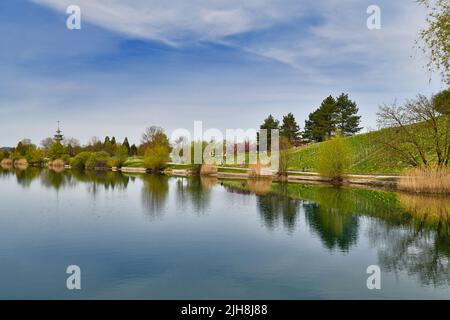 Freiburg, Deutschland - 2022. April: See im öffentlichen Park namens Seepark am sonnigen Frühlingstag Stockfoto