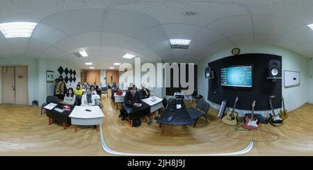 360 Grad Panorama Ansicht von Nahtloses, kugelförmiges 360-Grad-Panorama in gleicheckiger Projektion der Bildungsklasse mit jungen erwachsenen Studenten in Tula, Russland - November 27