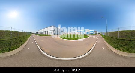 360 Grad Panorama Ansicht von Nahtloses, kugelförmiges 360-Grad-Panorama in einer gleicheckigen Projektion des Industriebereichs im Freien mit weißen Gebäuden und Metallgitterzaun und aph