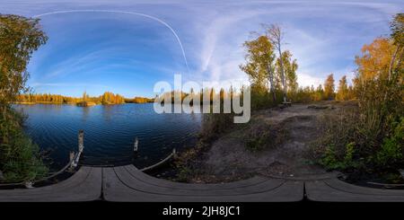 360 Grad Panorama Ansicht von Nahtloses, kugelförmiges 360 x 180 Grad-Panorama des abendlichen Herbstsees mit Birkenwald an seinen Ufern in einer gleicheckigen Projektion.