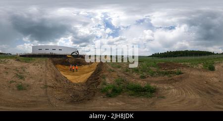 360 Grad Panorama Ansicht von Nahtloses, kugelförmiges 360-Grad-Panorama in einer gleicheckigen Projektion der Baustelle mit sandgefüllter Grube in Tula, Russland - 4. Juni 2013