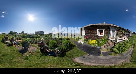 360 Grad Panorama Ansicht von Nahtloses, kugelförmiges 360-Grad-Panorama in einer gleicheckigen Projektion eines rustikalen Hauses mit einem alten Mann und einer Frau mit einer fetten Katze am Sommertag in Karelien