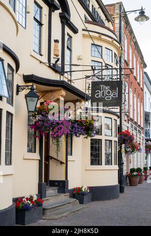 Hängende Blumenkörbe im Angel Pub in der Stadt Pershore, Worcestershire, Großbritannien Stockfoto