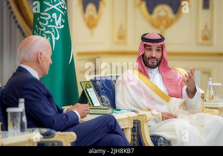 Dschidda, Saudi-Arabien. 16.. Juli 2022. Der saudische Kronprinz Mohammed bin Salman (R) empfing am Freitag, den 15. Juli 2022, den US-Präsidenten Joe Biden im Al-Salman-Palast in der Küstenstadt Jeddah am Roten Meer. Foto von Saudi Press Agency/UPI Kredit: UPI/Alamy Live News Stockfoto