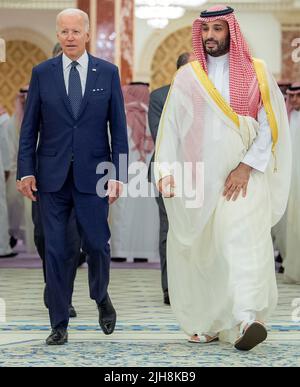 Dschidda, Saudi-Arabien. 16.. Juli 2022. Der saudische Kronprinz Mohammed bin Salman (R) empfing am Freitag, den 15. Juli 2022, den US-Präsidenten Joe Biden im Al-Salman-Palast in der Küstenstadt Jeddah am Roten Meer. Foto von Saudi Press Agency/UPI Kredit: UPI/Alamy Live News Stockfoto