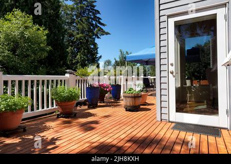 Home Deck Hinterhof mit Garten und Pflanzen in Töpfen während der Sommer-Vegetationsperiode Stockfoto