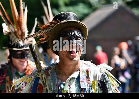 Carding Mill Valley, Church Stretton, Shropshire, Großbritannien. Juli 16. 2022. Die Stretton Hills waren lebendig mit dem Klang von Musik und Tanz, als die Shropshire Bedlams und Martha Rhodens Tuppenny Dish Border Morris Tänzer die Gruppen 47. Geburtstag in Carding Mill Valley, Church Stretton feierten. Kredit: Dave Bagnall /Alamy Live Nachrichten Stockfoto