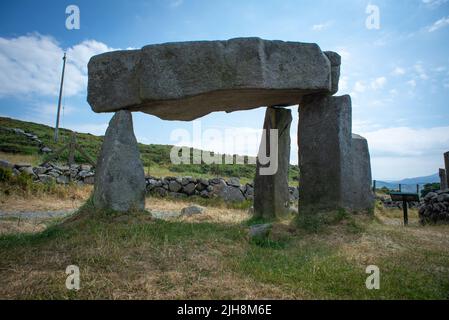 Die Felsen in Megalithanlage, Legananny Dolmen, County Down, Nordirland, gegen den blauen Himmel Stockfoto