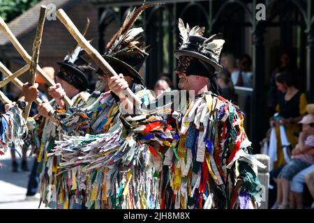 Carding Mill Valley, Church Stretton, Shropshire, Großbritannien. Juli 16. 2022. Die Stretton Hills waren lebendig mit dem Klang von Musik und Tanz, als die Shropshire Bedlams und Martha Rhodens Tuppenny Dish Border Morris Tänzer die Gruppen 47. Geburtstag in Carding Mill Valley, Church Stretton feierten. Kredit: Dave Bagnall /Alamy Live Nachrichten Stockfoto