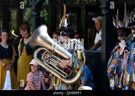 Carding Mill Valley, Church Stretton, Shropshire, Großbritannien. Juli 16. 2022. Die Stretton Hills waren lebendig mit dem Klang von Musik und Tanz, als die Shropshire Bedlams und Martha Rhodens Tuppenny Dish Border Morris Tänzer die Gruppen 47. Geburtstag in Carding Mill Valley, Church Stretton feierten. Kredit: Dave Bagnall /Alamy Live Nachrichten Stockfoto