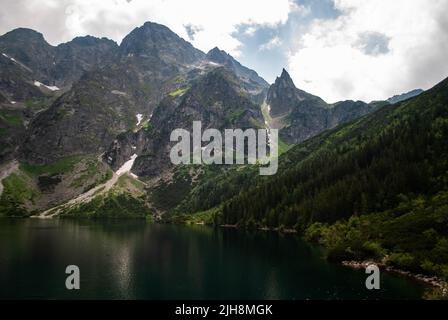 Blick auf einen See, der von Felsen und Klippen umgeben ist Stockfoto