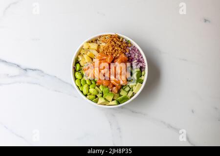 Die Draufsicht auf eine Schüssel mit Sack - gesunder Salat mit Gemüse Stockfoto