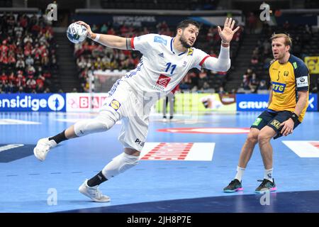 Nicolas Tournat (Frankreich) gegen Schweden. EHF Euro 2022. Halbfinale. Stockfoto