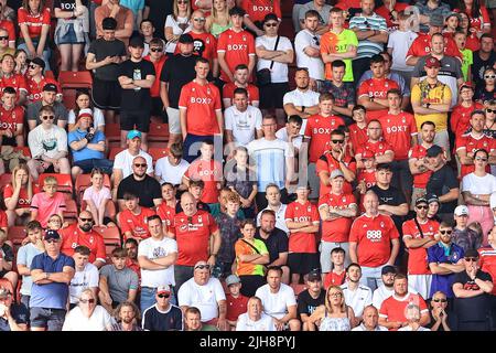 Barnsley, Großbritannien. 16.. Juli 2022. Nottingham Forest Fans in Barnsley, Vereinigtes Königreich am 7/16/2022. (Foto von Mark Cosgrove/News Images/Sipa USA) Quelle: SIPA USA/Alamy Live News Stockfoto