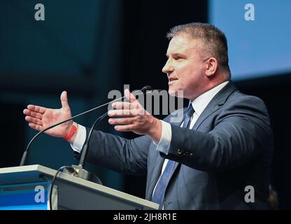 Stuttgart, Deutschland. 16.. Juli 2022. Martin Hess, Bundestagsabgeordneter der Partei Alternative für Deutschland (AfD) und Kandidat für den baden-württembergischen Landesvorsitzenden, spricht in einer Ausstellungshalle auf der Landespartei der AfD Baden-Württemberg. Quelle: Bernd Weißbrod/dpa/Alamy Live News Stockfoto