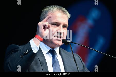 Stuttgart, Deutschland. 16.. Juli 2022. Martin Hess, Bundestagsabgeordneter der Partei Alternative für Deutschland (AfD) und Kandidat für den baden-württembergischen Landesvorsitzenden, spricht in einer Ausstellungshalle auf der Landespartei der AfD Baden-Württemberg. Quelle: Bernd Weißbrod/dpa/Alamy Live News Stockfoto