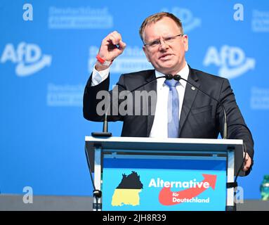 Stuttgart, Deutschland. 16.. Juli 2022. Dirk Spaniel, Bundestagsabgeordneter der AfD und Kandidat für den baden-württembergischen Landesvorsitzenden, spricht in einer Ausstellungshalle auf der Landespartei der AfD Baden-Württemberg. Quelle: Bernd Weißbrod/dpa/Alamy Live News Stockfoto