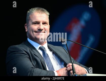 Stuttgart, Deutschland. 16.. Juli 2022. Martin Hess, Bundestagsabgeordneter der Partei Alternative für Deutschland (AfD) und Kandidat für den baden-württembergischen Landesvorsitzenden, spricht in einer Ausstellungshalle auf der Landespartei der AfD Baden-Württemberg. Quelle: Bernd Weißbrod/dpa/Alamy Live News Stockfoto