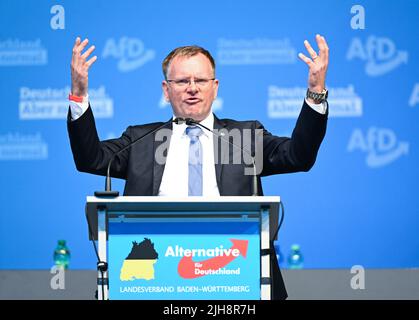 Stuttgart, Deutschland. 16.. Juli 2022. Dirk Spaniel, Bundestagsabgeordneter der AfD und Kandidat für den baden-württembergischen Landesvorsitzenden, spricht in einer Ausstellungshalle auf der Landespartei der AfD Baden-Württemberg. Quelle: Bernd Weißbrod/dpa/Alamy Live News Stockfoto
