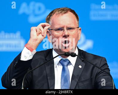 Stuttgart, Deutschland. 16.. Juli 2022. Dirk Spaniel, Bundestagsabgeordneter der AfD und Kandidat für den baden-württembergischen Landesvorsitzenden, spricht in einer Ausstellungshalle auf der Landespartei der AfD Baden-Württemberg. Quelle: Bernd Weißbrod/dpa/Alamy Live News Stockfoto