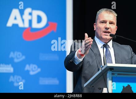 Stuttgart, Deutschland. 16.. Juli 2022. Martin Hess, Bundestagsabgeordneter der Partei Alternative für Deutschland (AfD) und Kandidat für den baden-württembergischen Landesvorsitzenden, spricht in einer Ausstellungshalle auf der Landespartei der AfD Baden-Württemberg. Quelle: Bernd Weißbrod/dpa/Alamy Live News Stockfoto