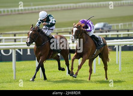 Magical Lagoon, die von Shane Foley (links) auf dem Weg zum Sieg der Juddmonte Irish Oaks auf der Curragh-Rennbahn gefahren wird. Bilddatum: Samstag, 16. Juli 2022. Stockfoto