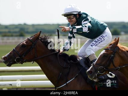 Magical Lagoon, die von Shane Foley (links) auf dem Weg zum Sieg der Juddmonte Irish Oaks auf der Curragh-Rennbahn gefahren wird. Bilddatum: Samstag, 16. Juli 2022. Stockfoto