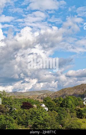 An einem sonnigen Sommertag bilden sich weiße Cumulus-Wolken über dem Eskdale-Tal mit Fjellen in der Ferne Lake District National Park Cumbria England Stockfoto