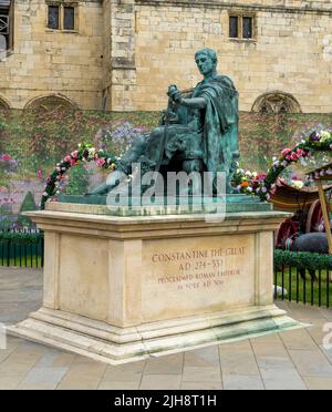 Statue im Minster-Hof von Konstantin dem Großen proklamierte römischen Kaiser in York AD 306 Stockfoto