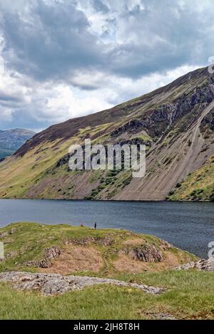 Die dramatische Aussicht auf den Wastwater Lake mit Blick auf Wasdale Head und die umliegenden Berge an einem Sommertag Cumbria England Stockfoto