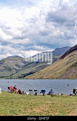 Die dramatische Aussicht auf den Wastwater Lake mit Blick auf Wasdale Head und die umliegenden Berge an einem Sommertag Cumbria England Stockfoto