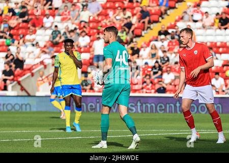 Barnsley, Großbritannien. 16.. Juli 2022. Brad Collins #40 von Barnsley sammelt den Ball in Barnsley, Vereinigtes Königreich am 7/16/2022. (Foto von Mark Cosgrove/News Images/Sipa USA) Quelle: SIPA USA/Alamy Live News Stockfoto