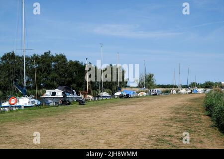 Potter Heigham, Norfolk, Großbritannien. 16.. Juli 2022.sonnig und heiß in Potter Heigham auf den Norfolk Broads. Kredit: Matthew Chattle/Alamy Live Nachrichten Stockfoto