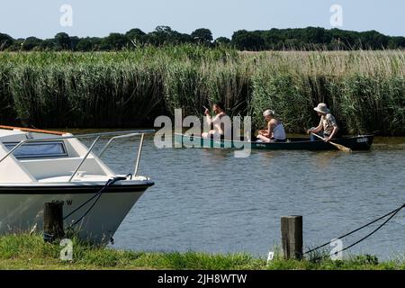 Potter Heigham, Norfolk, Großbritannien. 16.. Juli 2022.sonnig und heiß in Potter Heigham auf den Norfolk Broads. Kredit: Matthew Chattle/Alamy Live Nachrichten Stockfoto