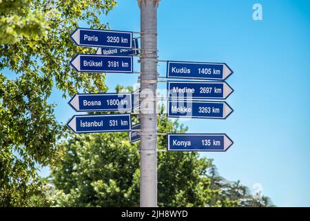 Wegweiser mit wichtigen Städten (Paris, Brüssel, Bosnien, Istanbul, Jerusalem, Medina, Mekka) Stockfoto