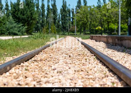 Bahngleise vor dem Bahnhof an einem sonnigen Tag in horizontalem Winkel Stockfoto