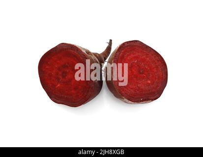 Die Hälfte rote Rüben Wurzeln auf weißem Hintergrund Stockfoto