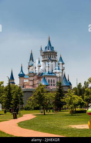 Eskisehir, Türkei - 06. Juli 2022: Sazova Park in Eskisehir, Türkei. (Wissenschafts-, Kunst- und Kulturpark) Märchenschloss Stockfoto